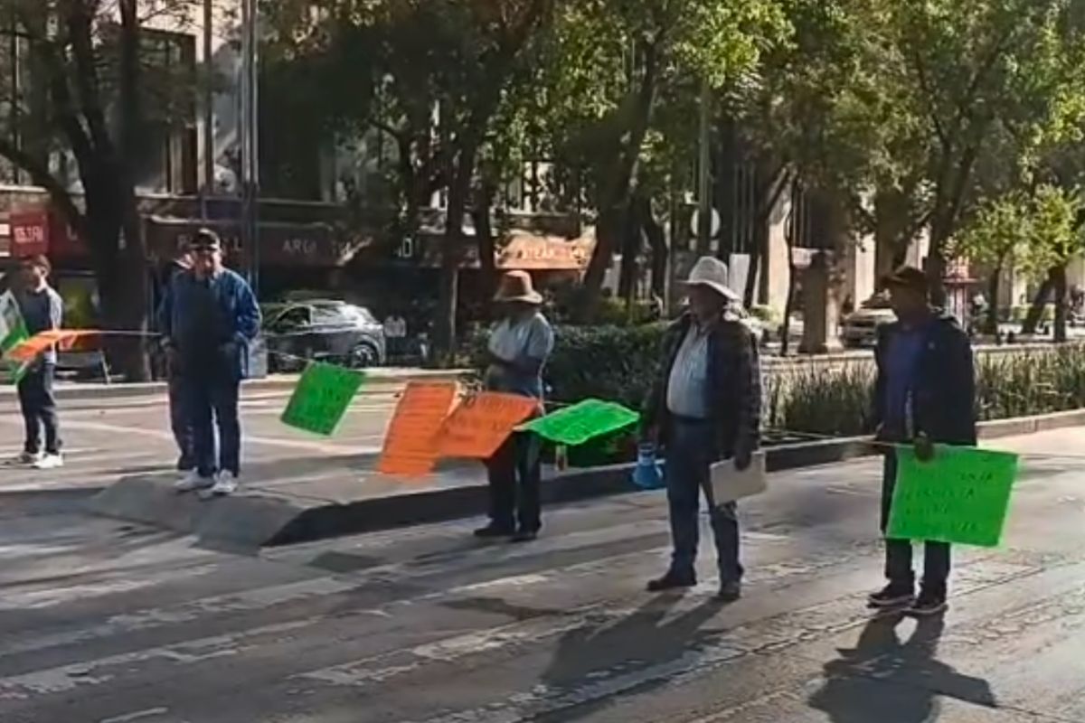 Bloqueo en Paseo de la Reforma por habitantes de El Higo Veracruz que exigen apoyos tras inundaciones
