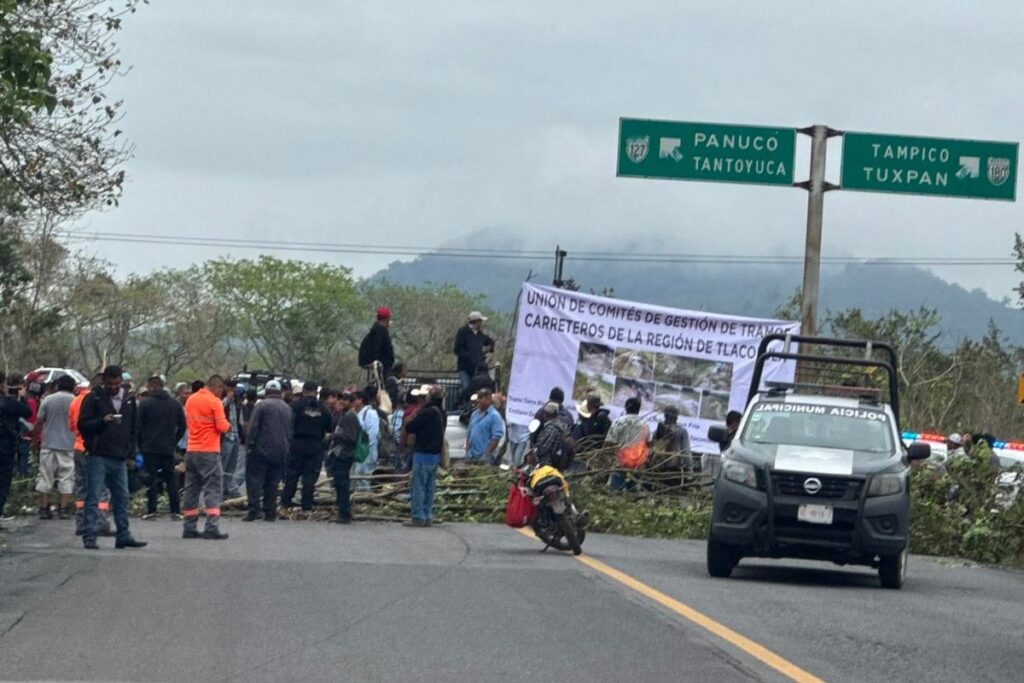 bloqueo carretero en Potrero del Llano Álamo Veracruz protesta por obras SIOP