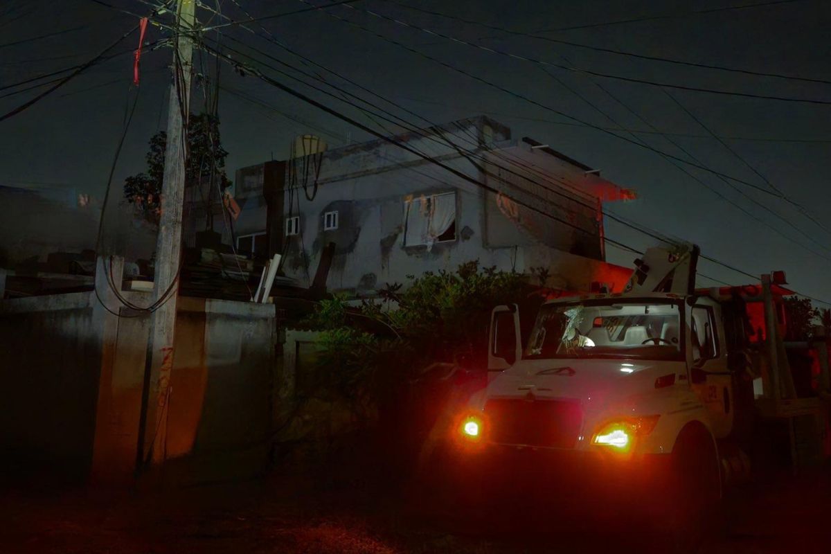 Vecinos bloquean Avenida 6 en Valente Díaz por falta de luz y retienen a personal de CFE