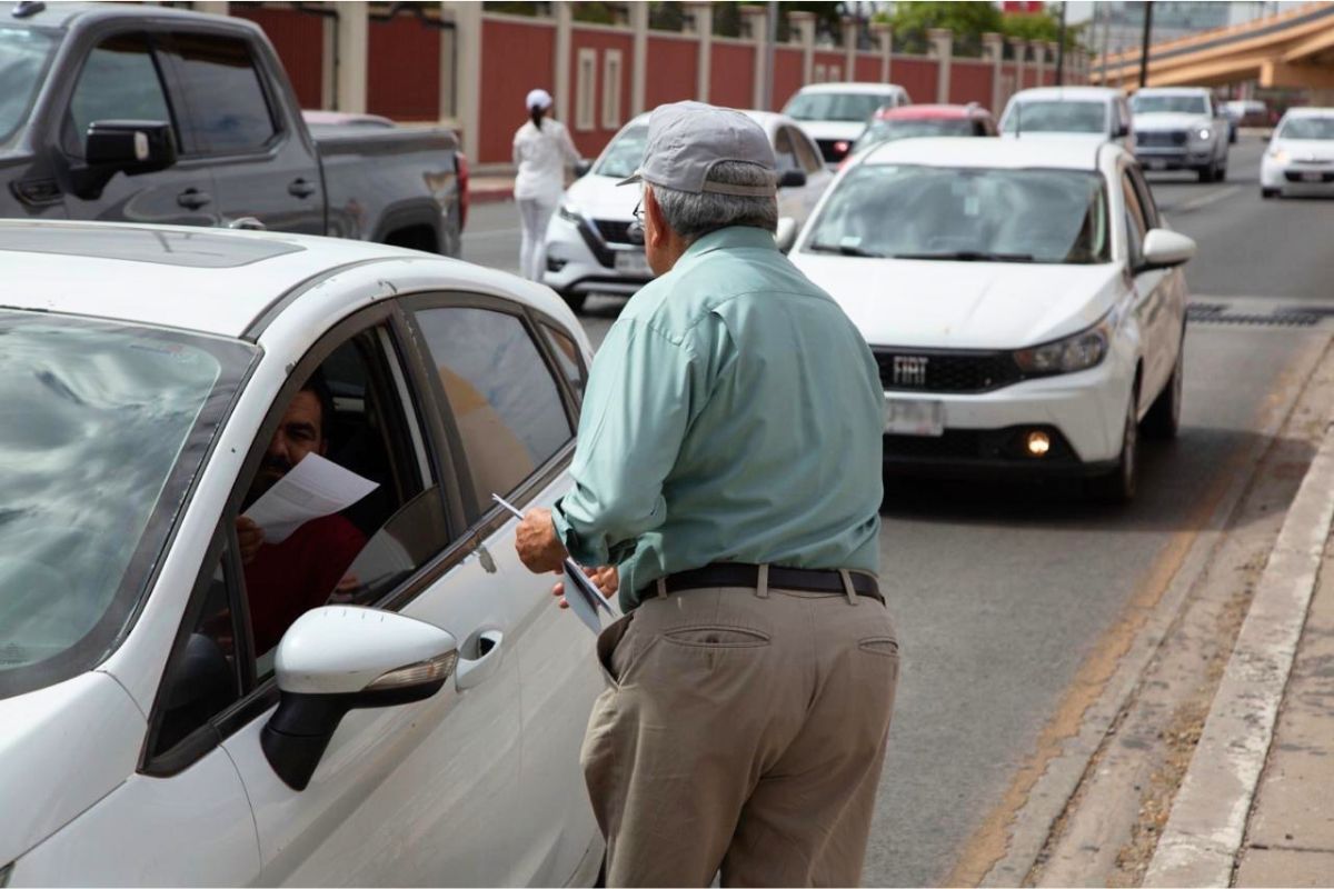 Jubilados de CFE protestando en Veracruz por reducción de pensiones en oficinas de Díaz Mirón