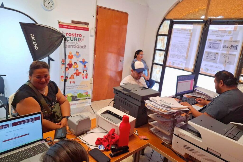 Personas en módulo del Registro Civil tramitando CURP biométrica en Veracruz