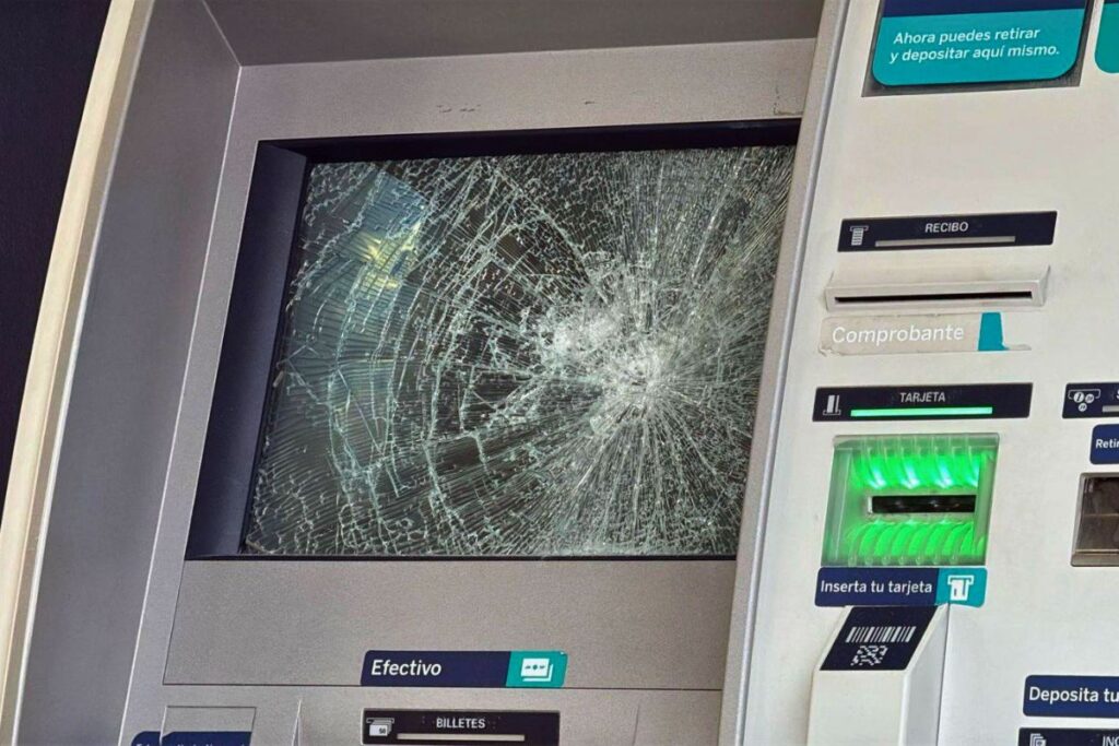 Persona usando cajero automático en vía pública con percepción de inseguridad en México