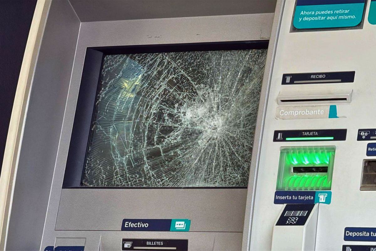 Persona usando cajero automático en vía pública con percepción de inseguridad en México