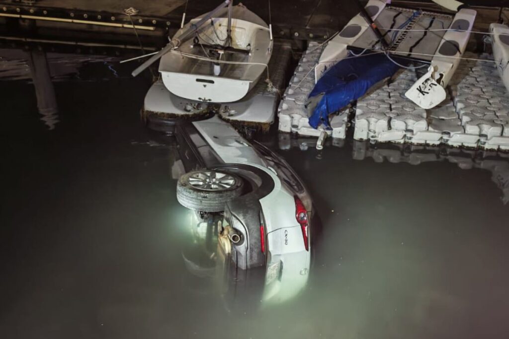 Camioneta blanca dentro del mar en marina Veramar Veracruz tras accidente nocturno