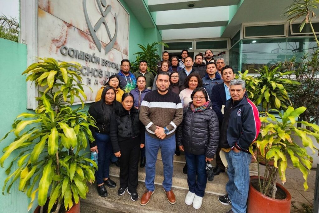 Protesta de trabajadores de la SEV por despidos y violaciones a derechos laborales en Veracruz