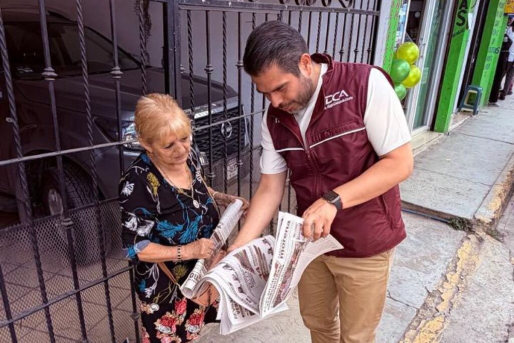 Diputados de Morena reparten panfleto en calles de Veracruz con bajo desempeño legislativo en el Congreso