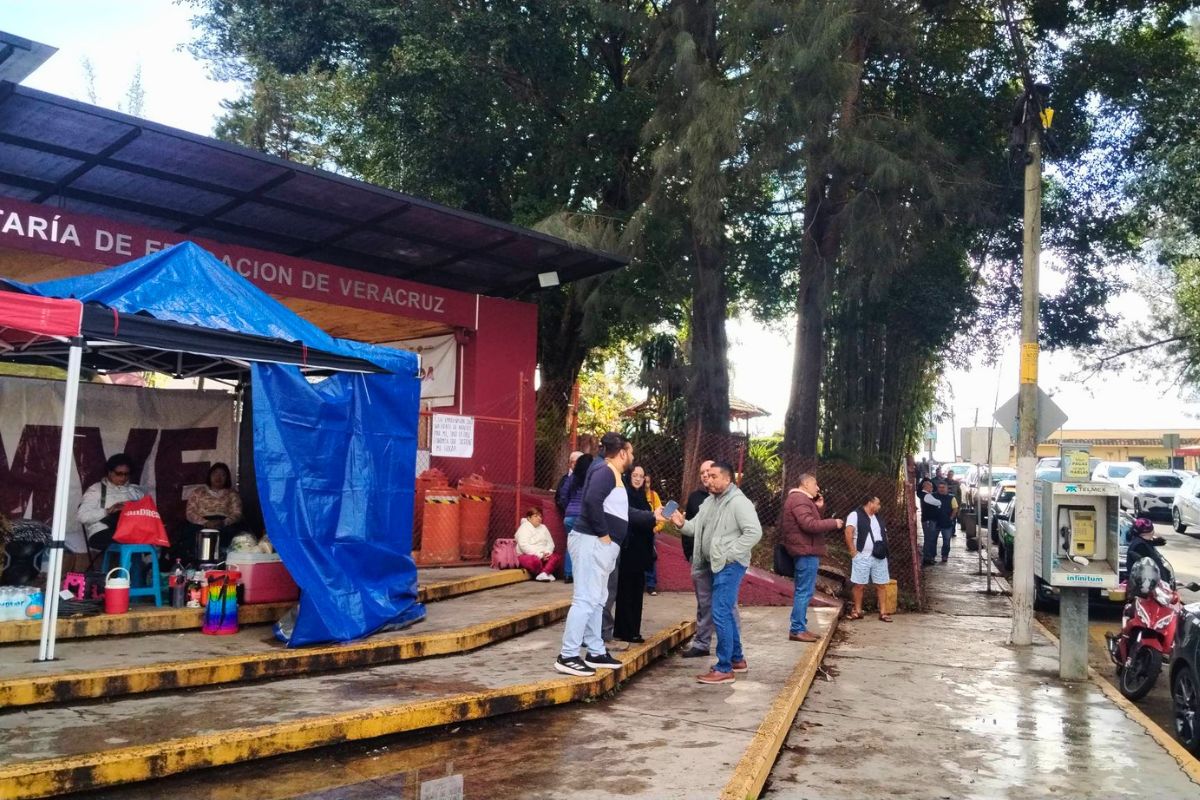 Docentes del SIMVE protestan en Xalapa para exigir reinstalación ante la SEV