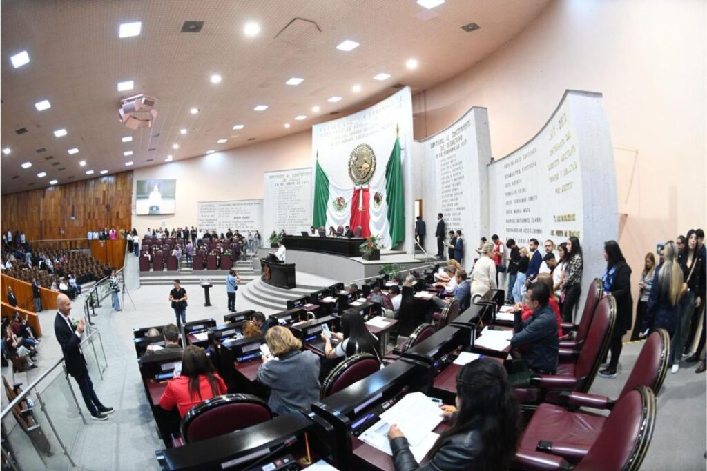 diputados de Morena en Congreso de Veracruz durante sesión por derrame