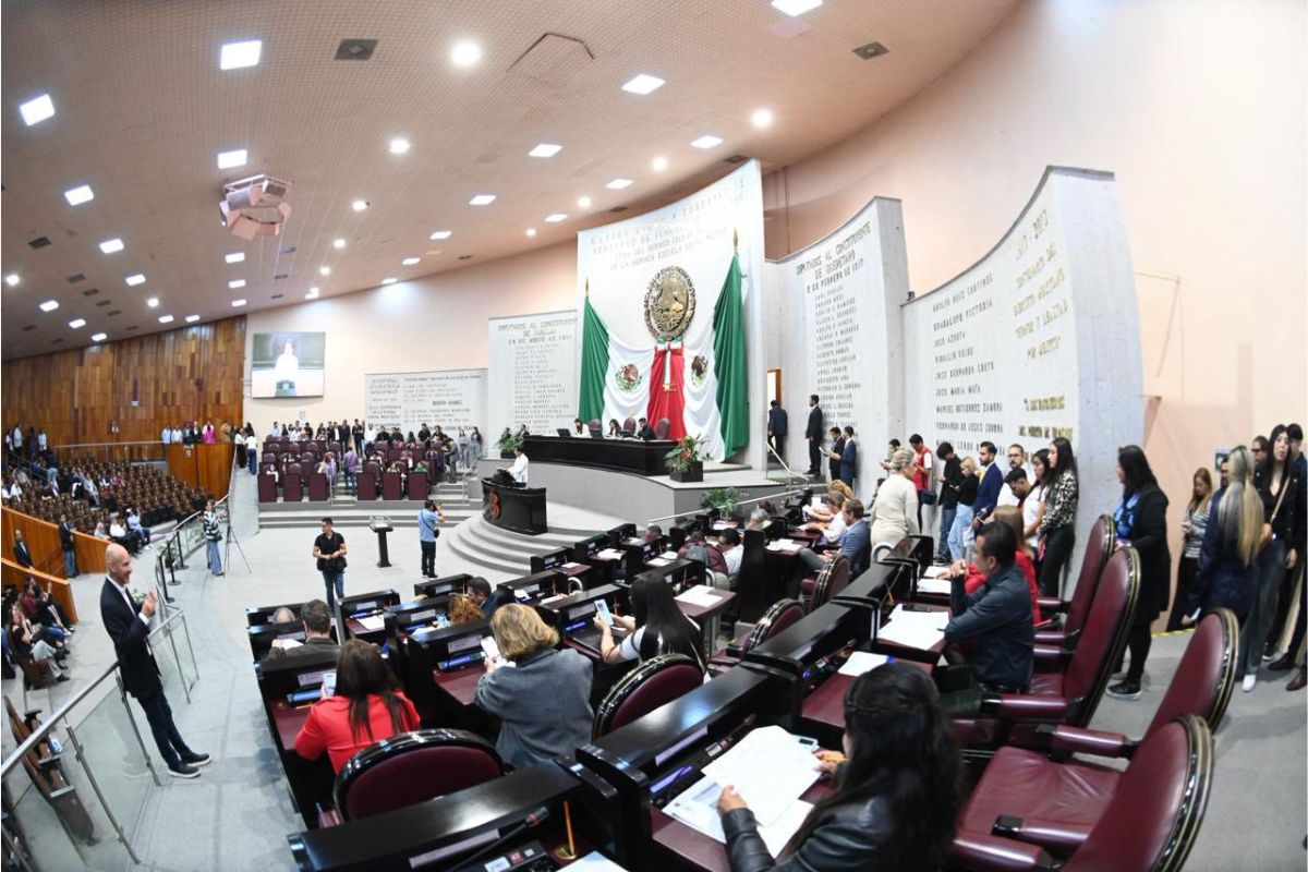 diputados de Morena en Congreso de Veracruz durante sesión por derrame
