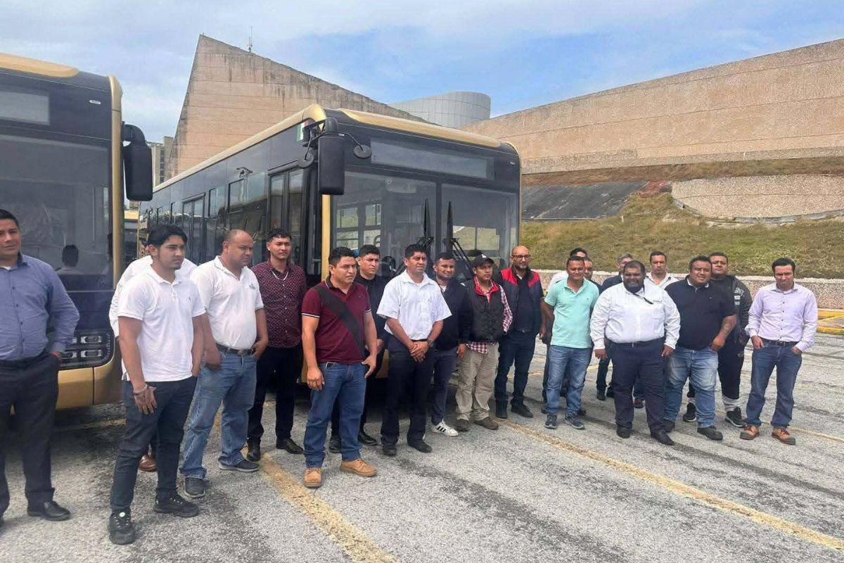 Conductores de Quetzalli en paro con unidades detenidas en Plaza Acaya Coatzacoalcos