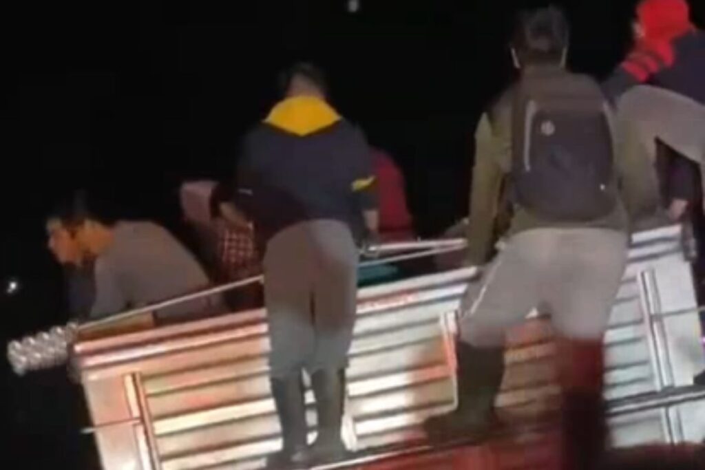 Tractocamión en rampa de frenado saqueado por personas en la autopista Xalapa Perote