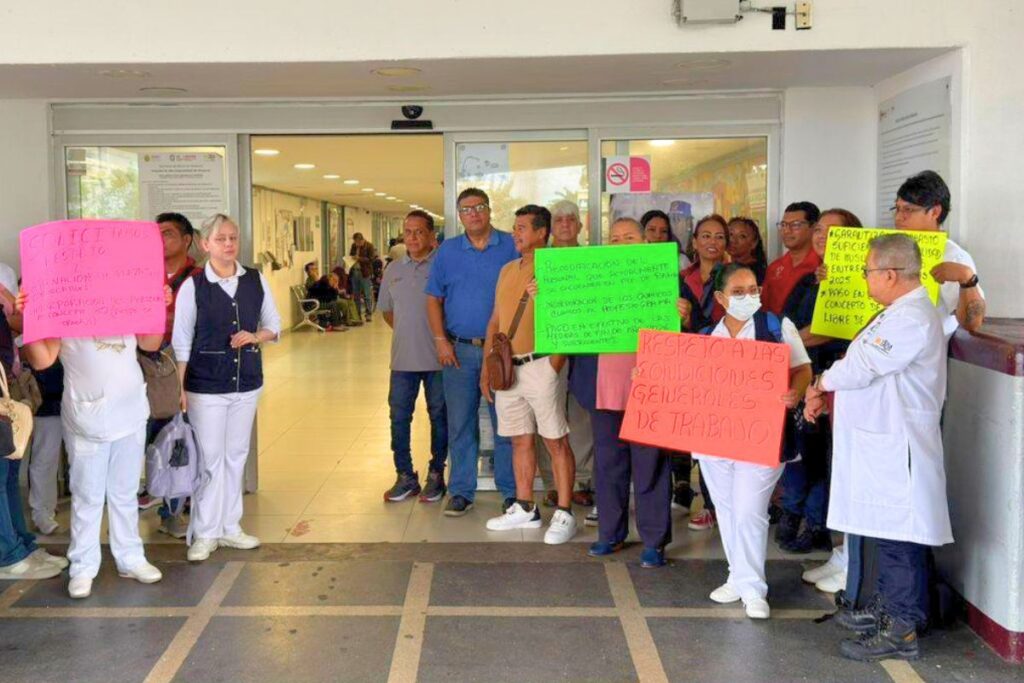 protesta de trabajadores de salud en Xalapa Veracruz por pagos atrasados e insumos médicos.