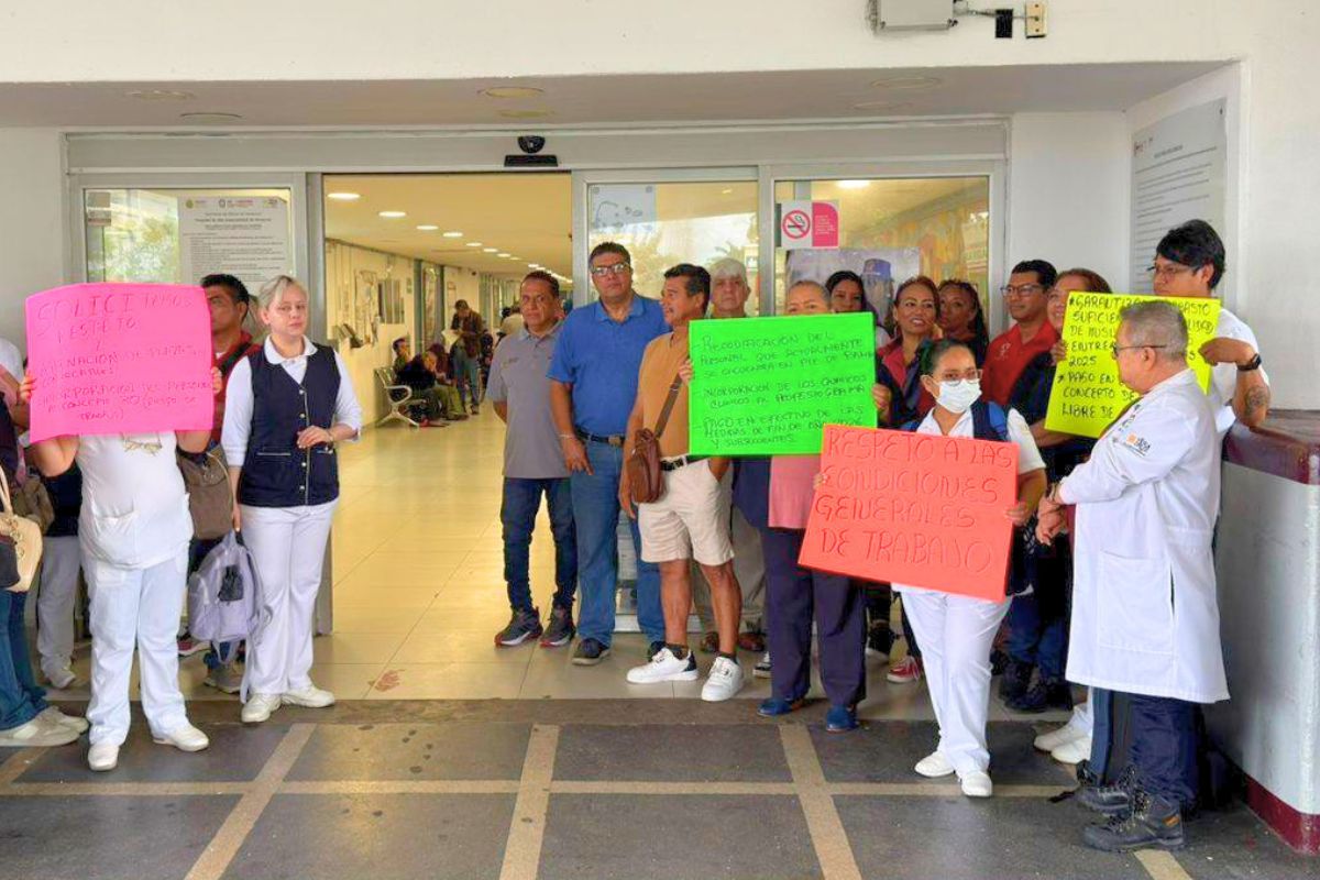 protesta de trabajadores de salud en Xalapa Veracruz por pagos atrasados e insumos médicos.