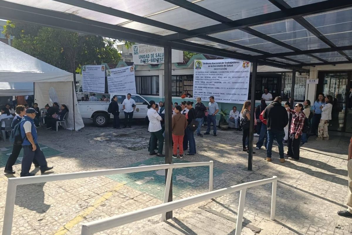 Trabajadores de salud protestando en hospitales de Veracruz por adeudos e insumos