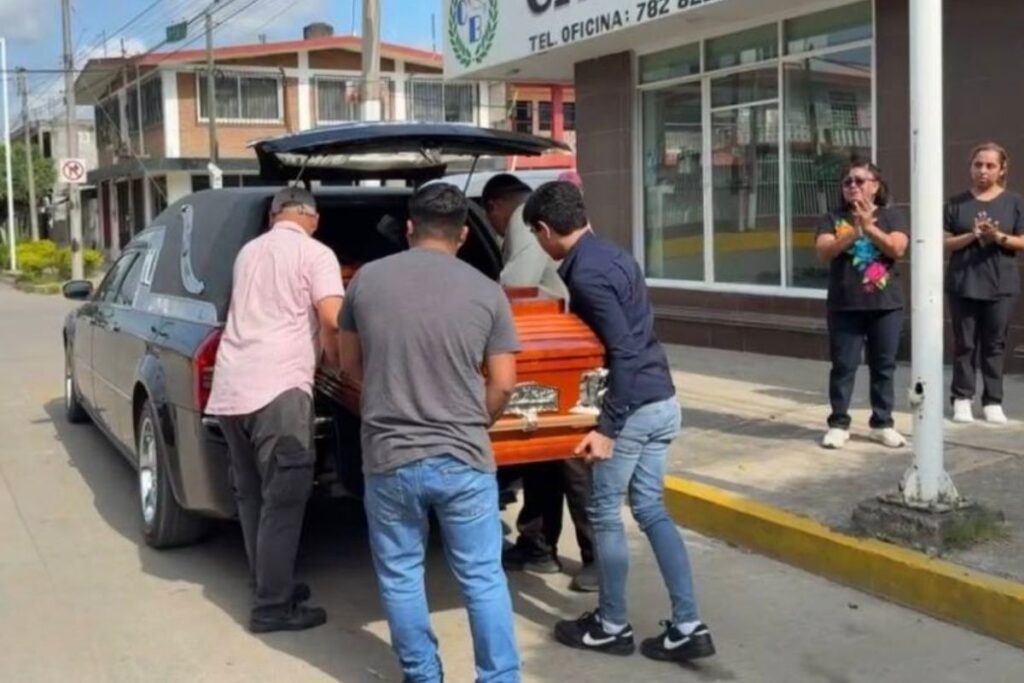 traslado de restos de doctora Bertha Burciaga a Puebla tras funeral en Poza Rica