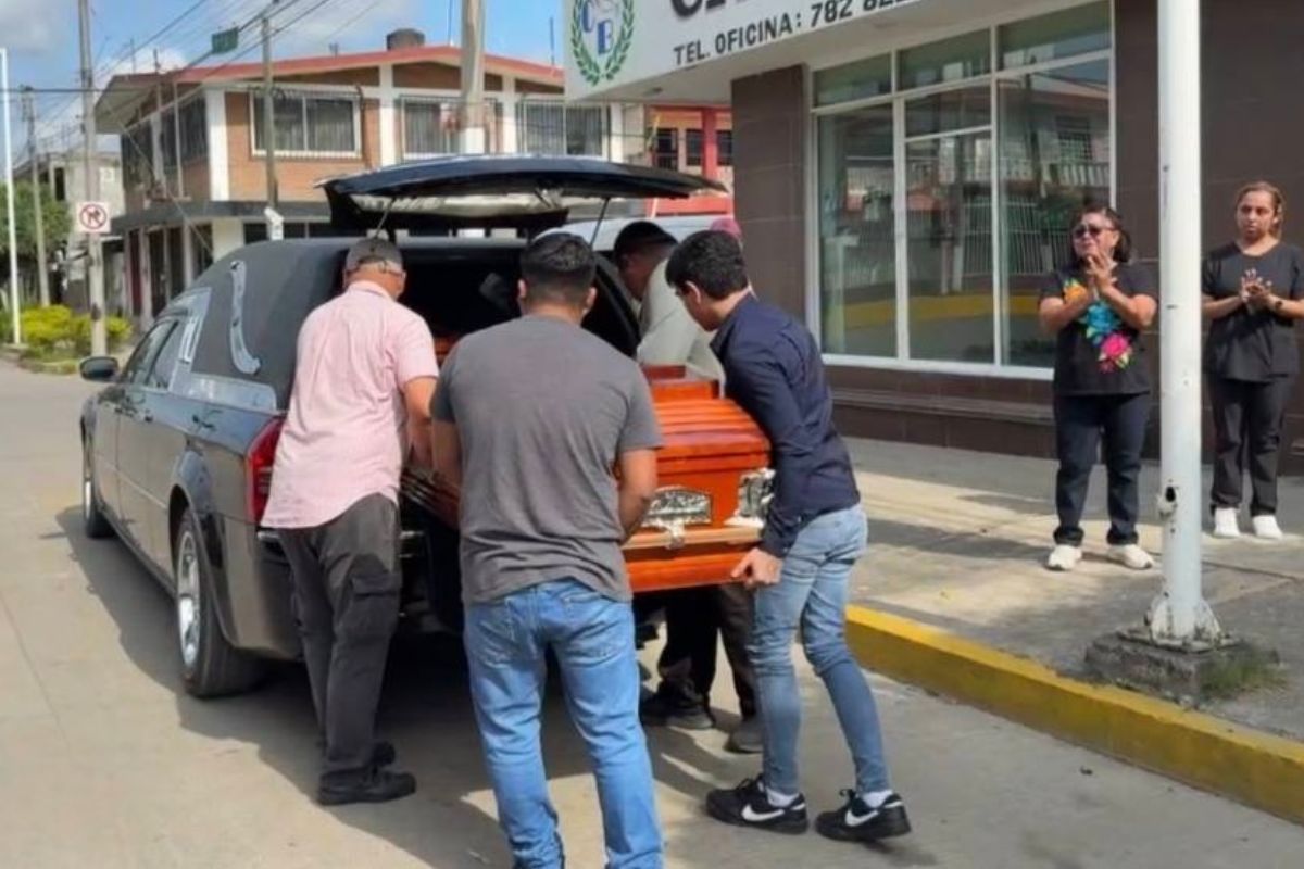 traslado de restos de doctora Bertha Burciaga a Puebla tras funeral en Poza Rica