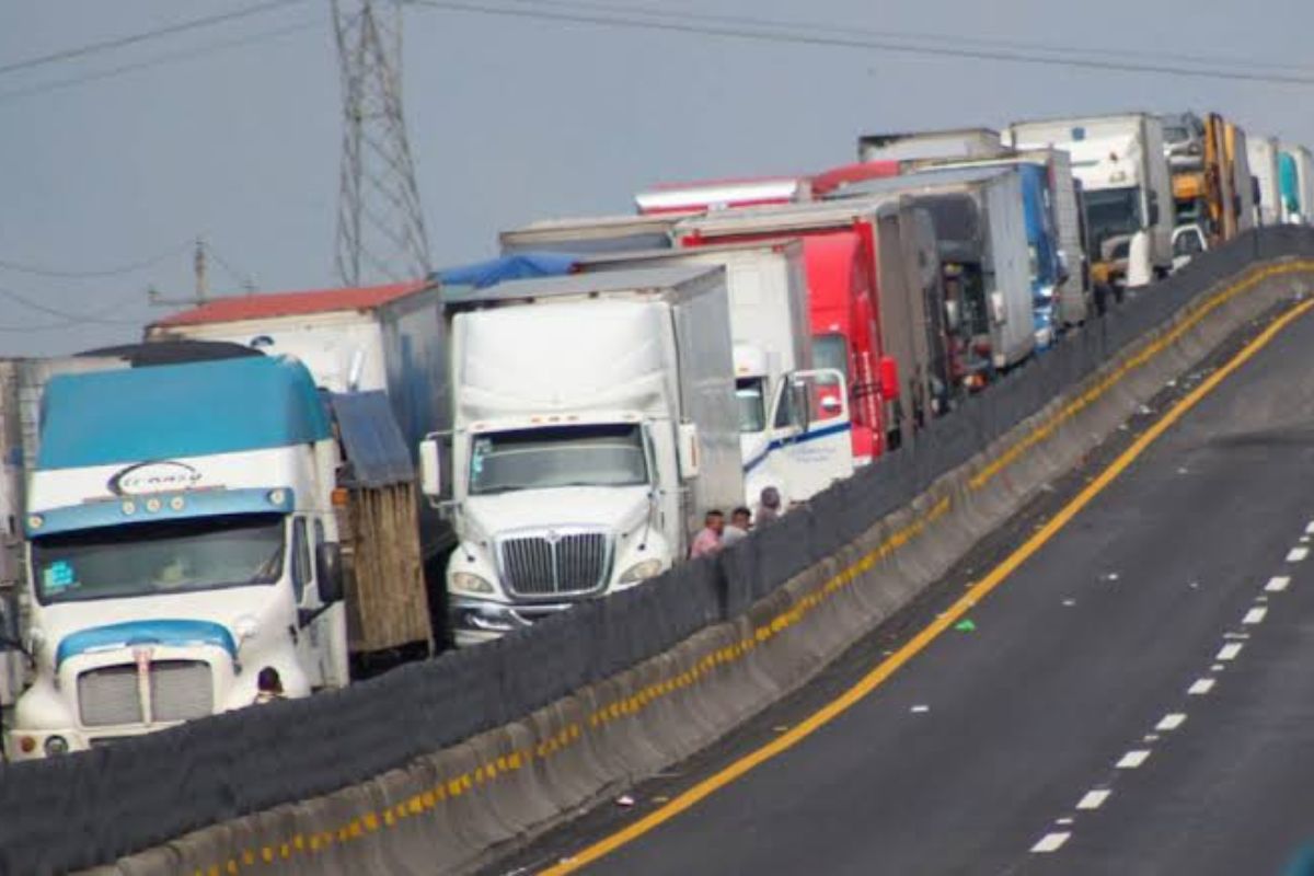 Transportistas anuncian paro nacional con posibles cierres viales en México el 6 de abril