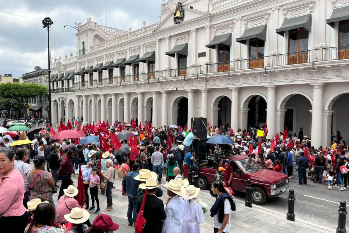 Integrantes de Antorcha Campesina protestan frente a Palacio de Gobierno en Xalapa.
