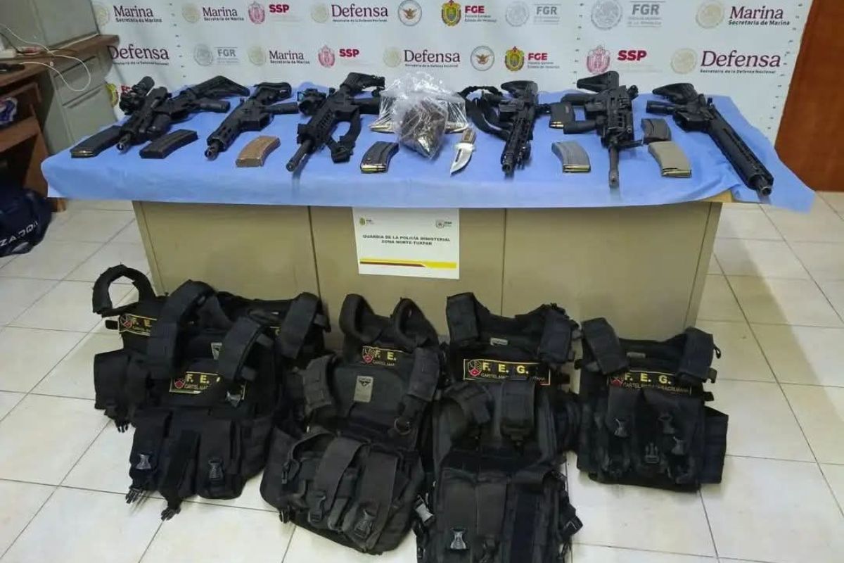 Armas largas, chalecos balísticos y municiones aseguradas por autoridades durante un operativo en la colonia Infonavit Tenechaco de Tuxpan.