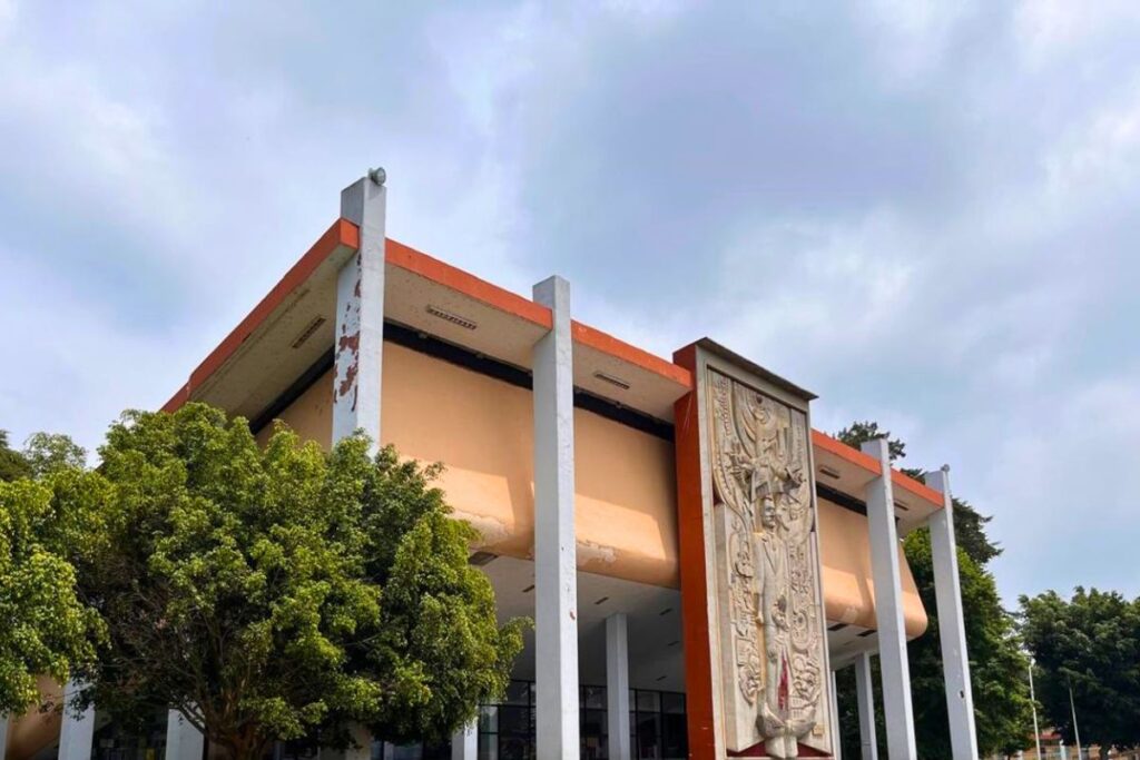 Escuela Normal Veracruzana Enrique C. Rébsamen en Xalapa tras la publicación del decreto que la reconoce como Benemérita y Centenaria.