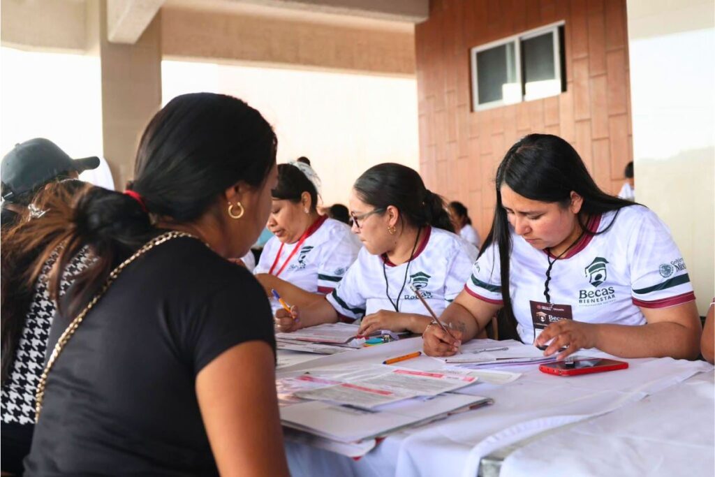 Madre consulta el folio de la Beca Rita Cetina 2026 en plataforma oficial desde Veracruz