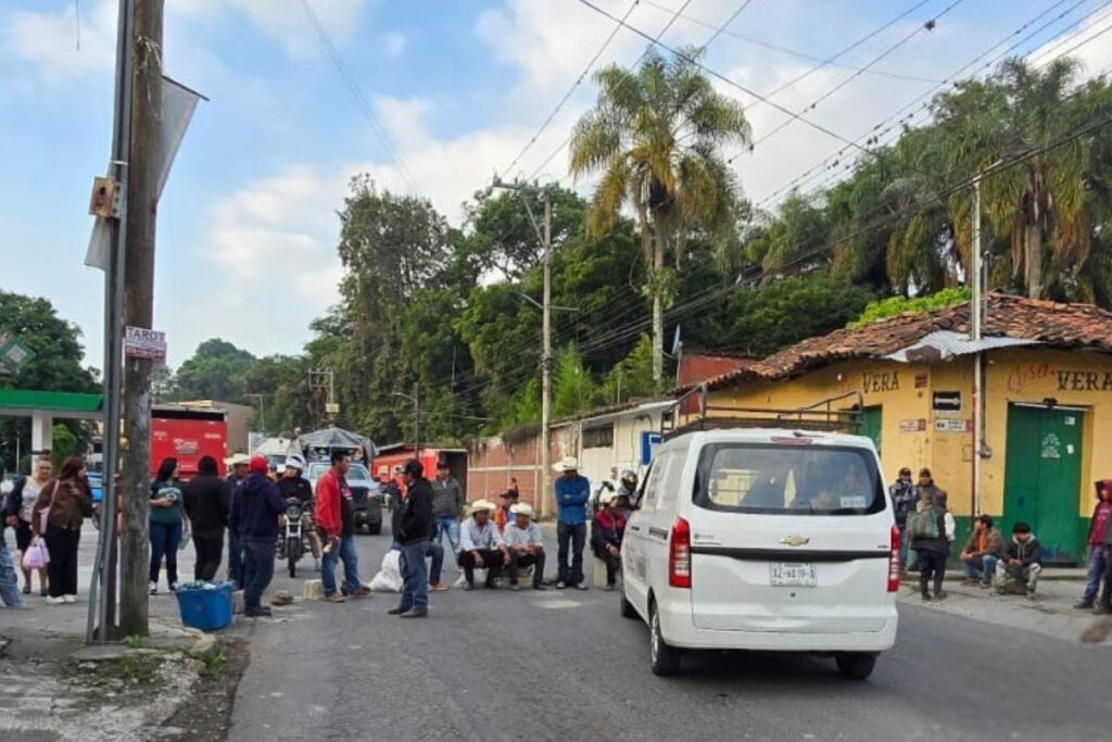 Manifestantes mantienen bloqueo en Coscomatepec y cierre de la carretera Fortín-Huatusco tras casi 24 horas de protesta.