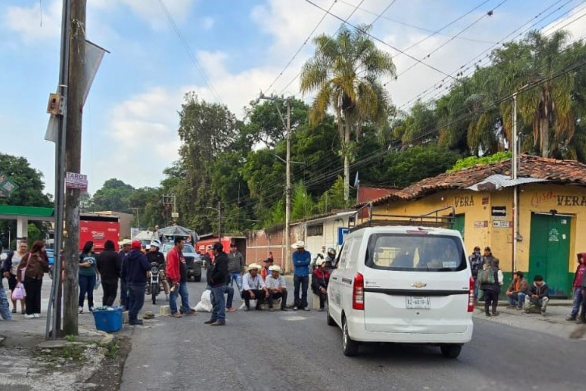 Manifestantes mantienen bloqueo en Coscomatepec y cierre de la carretera Fortín-Huatusco tras casi 24 horas de protesta.