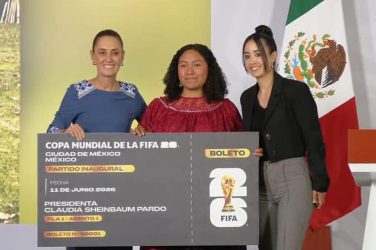 Yolett Cervantes Cuaquehua recibe reconocimiento tras ganar un boleto para la inauguración del Mundial 2026 en la Ciudad de México.