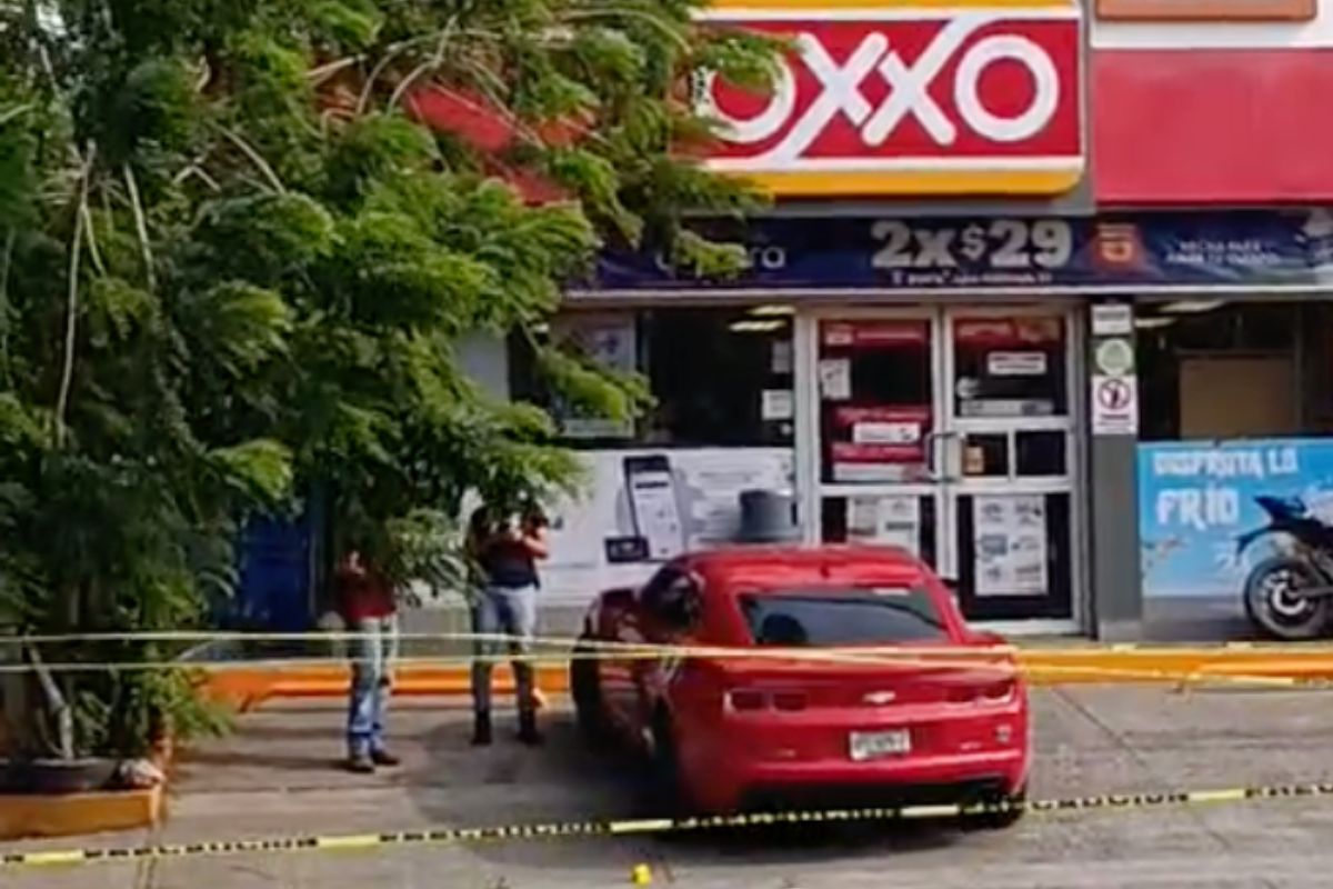 Camaro rojo donde fue asesinado Alan Sánchez Sánchez frente al Oxxo de Petrópolis, en Tuxpan.