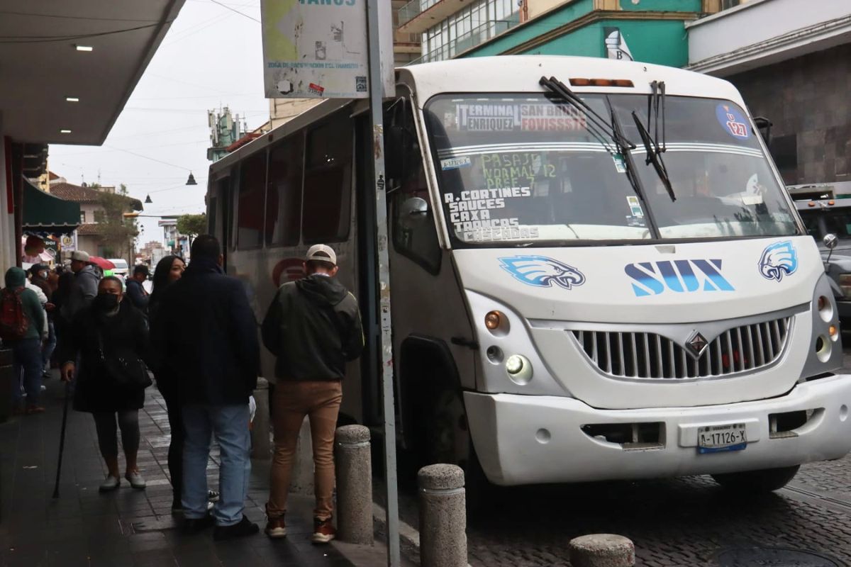 Camiones urbanos circulando en Veracruz durante anuncio de revisión al transporte público.