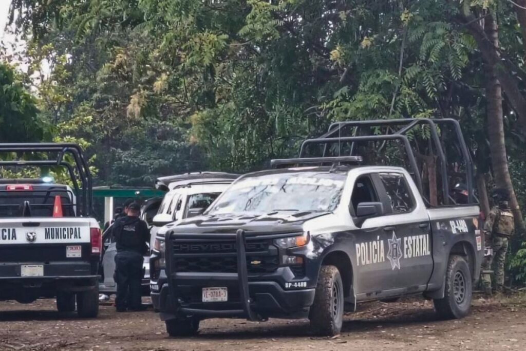 Carroza fúnebre asegurada por autoridades tras hallazgo de restos humanos en Poza Rica.