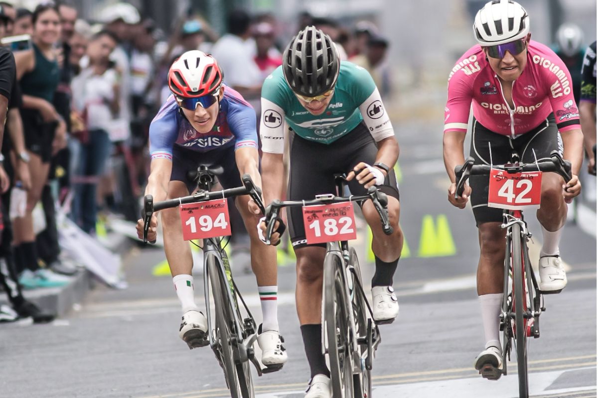 Paramédicos atienden a ciclistas lesionados durante el Circuito Mágico de Orizaba sobre Boulevard Las Palmas.