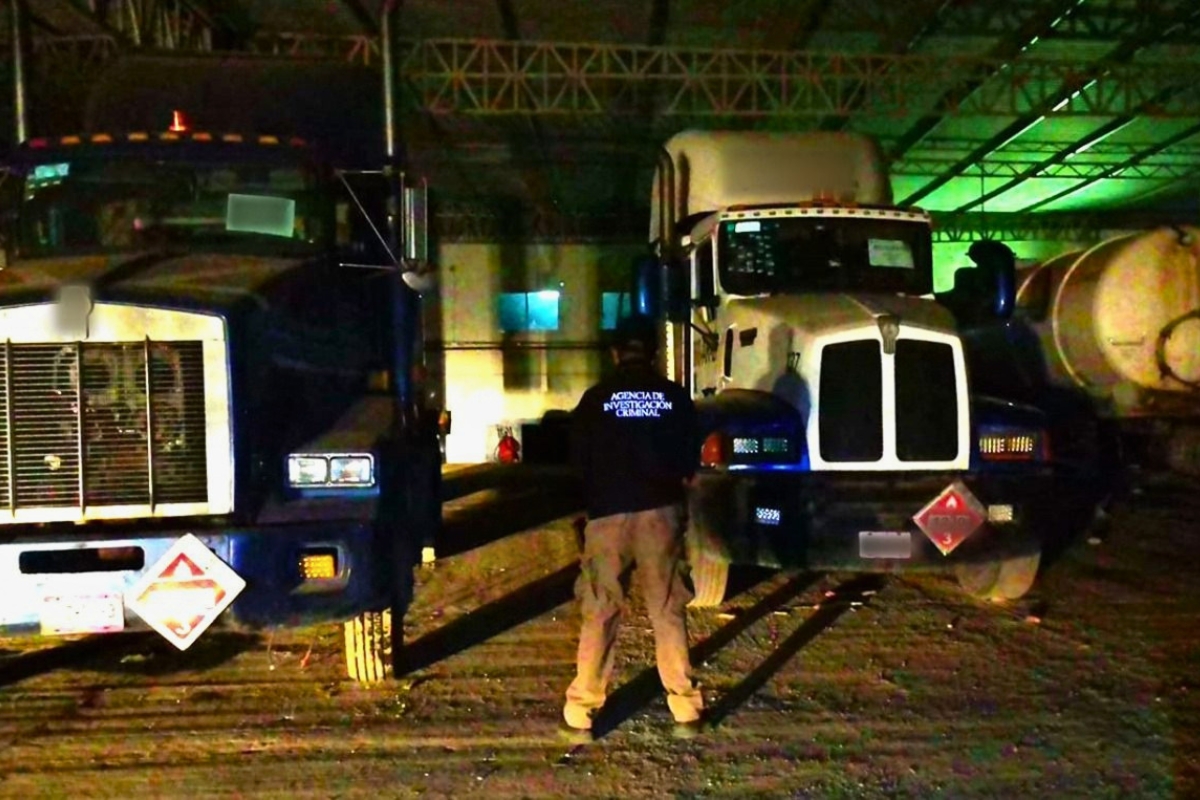 Operativo federal en Tihuatlán donde autoridades aseguraron hidrocarburo, tractocamiones y tanques de almacenamiento.