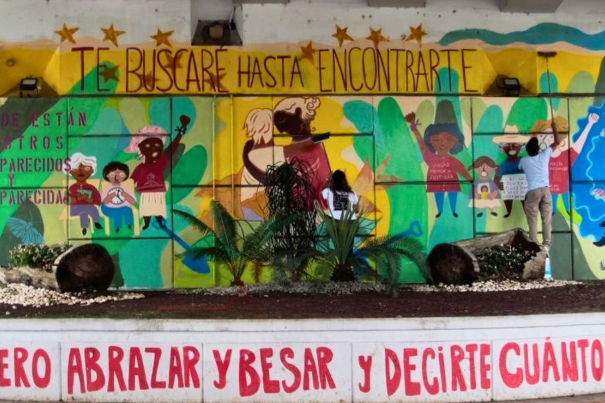 Madres buscadoras marchan en calles de Xalapa con fotografías de personas desaparecidas durante el 10 de mayo.