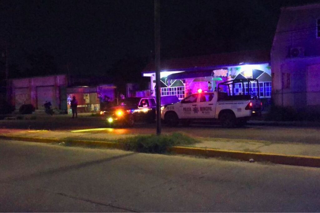 Patrullas y peritos resguardan el Bar El Arrecife tras ataque armado en Coatzacoalcos