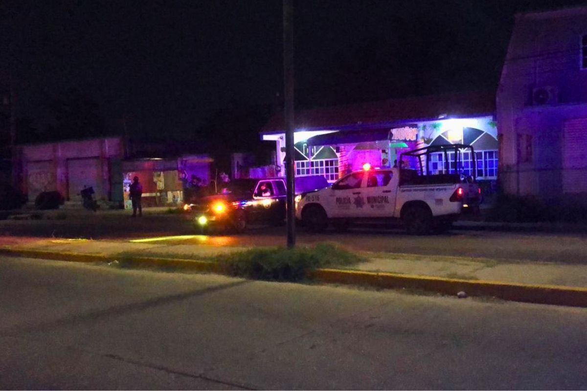 Patrullas y peritos resguardan el Bar El Arrecife tras ataque armado en Coatzacoalcos