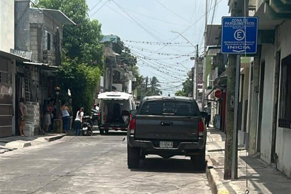Patrullas y peritos afuera del salón de belleza donde fue asesinada Verónica Montes de Oca Vázquez en Cuitláhuac.