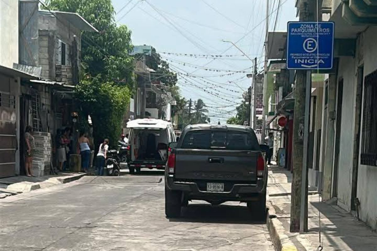 Patrullas y peritos afuera del salón de belleza donde fue asesinada Verónica Montes de Oca Vázquez en Cuitláhuac.