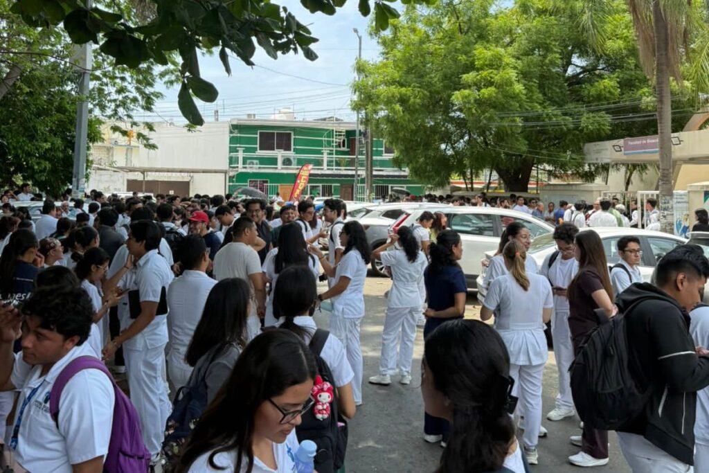 Evacuación en la Facultad de Medicina de la Universidad Veracruzana tras explosión en laboratorio.