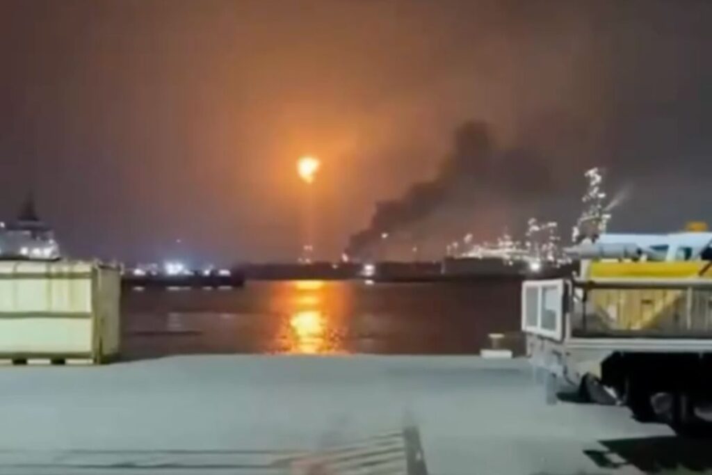 Columnas de humo tras incendio en la refinería Olmeca de Dos Bocas en Tabasco