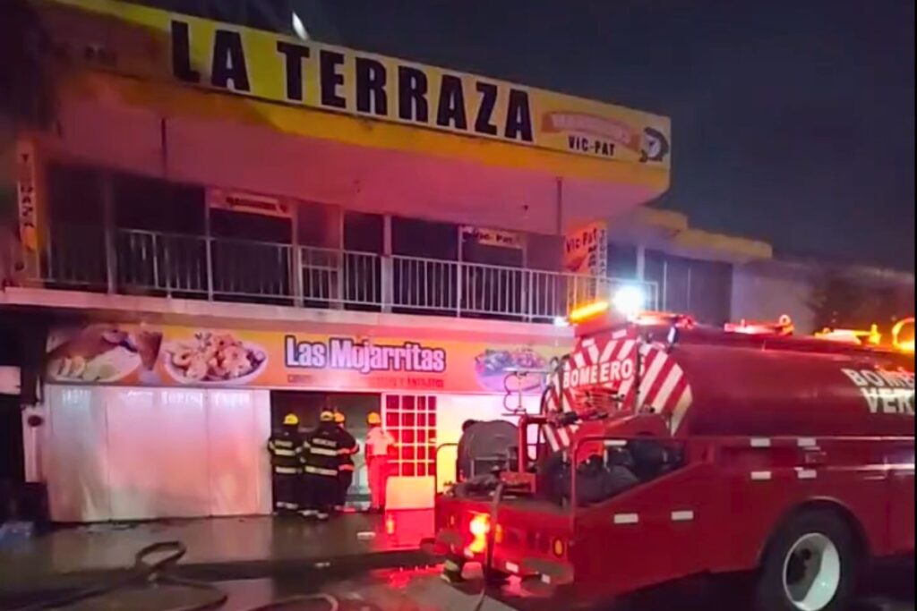 Incendio en restaurante frente al Acuario de Veracruz daños bodega corto circuito