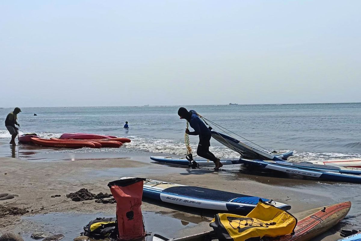 Rescate de kayakistas frente a las costas de Boca del Río tras fuertes ráfagas de viento y oleaje en Veracruz.