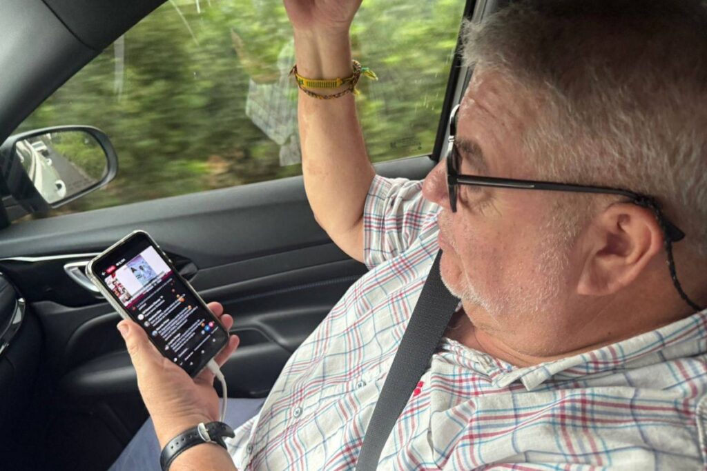 Senador Manuel Huerta durante rueda de prensa en Xalapa donde criticó a dirigentes de Morena por perder principios.
