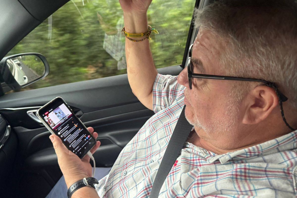Senador Manuel Huerta durante rueda de prensa en Xalapa donde criticó a dirigentes de Morena por perder principios.
