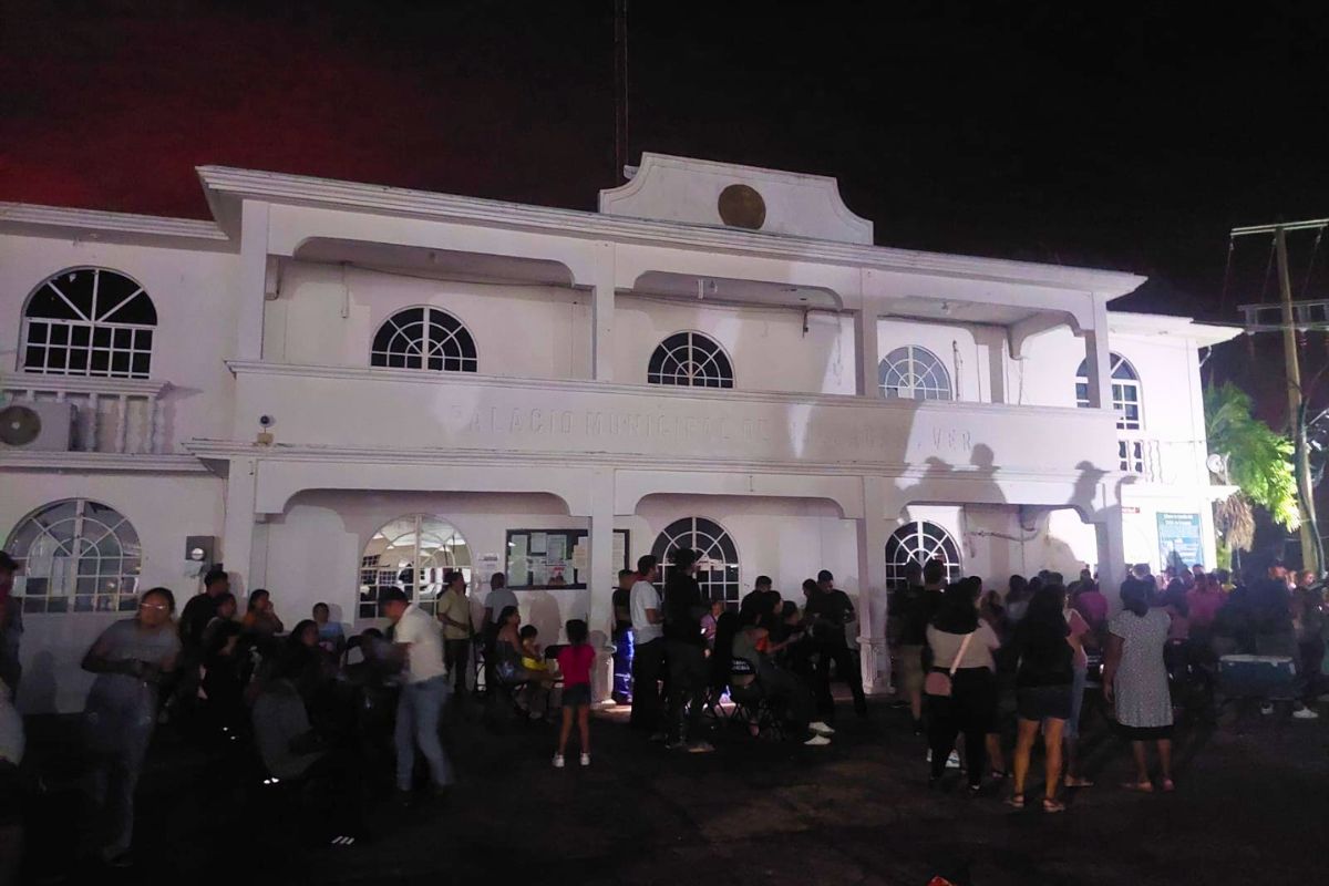 Ciudadanos afuera del Palacio Municipal de Moloacán durante protesta contra autoridades municipales.