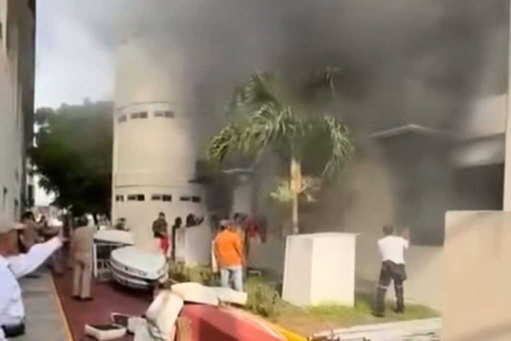 Bomberos y personal de Marina atienden incendio en la Escuela Náutica Mercante de Veracruz.