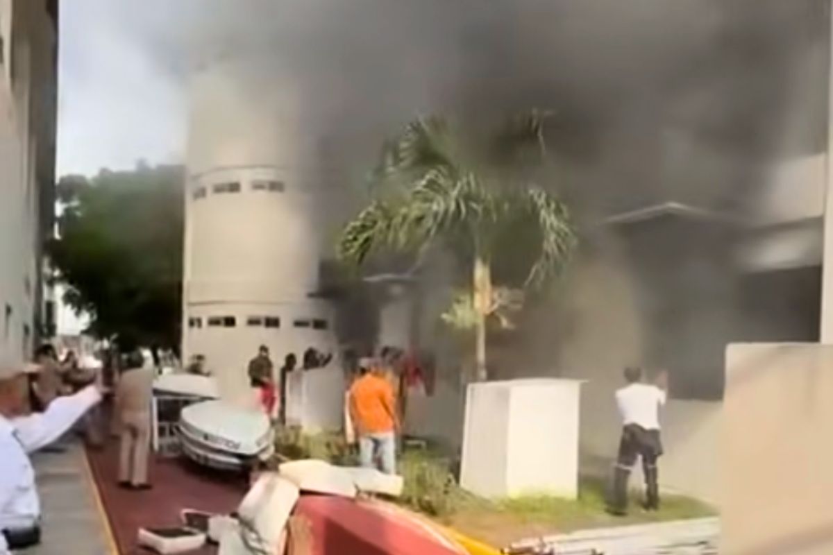 Bomberos y personal de Marina atienden incendio en la Escuela Náutica Mercante de Veracruz.
