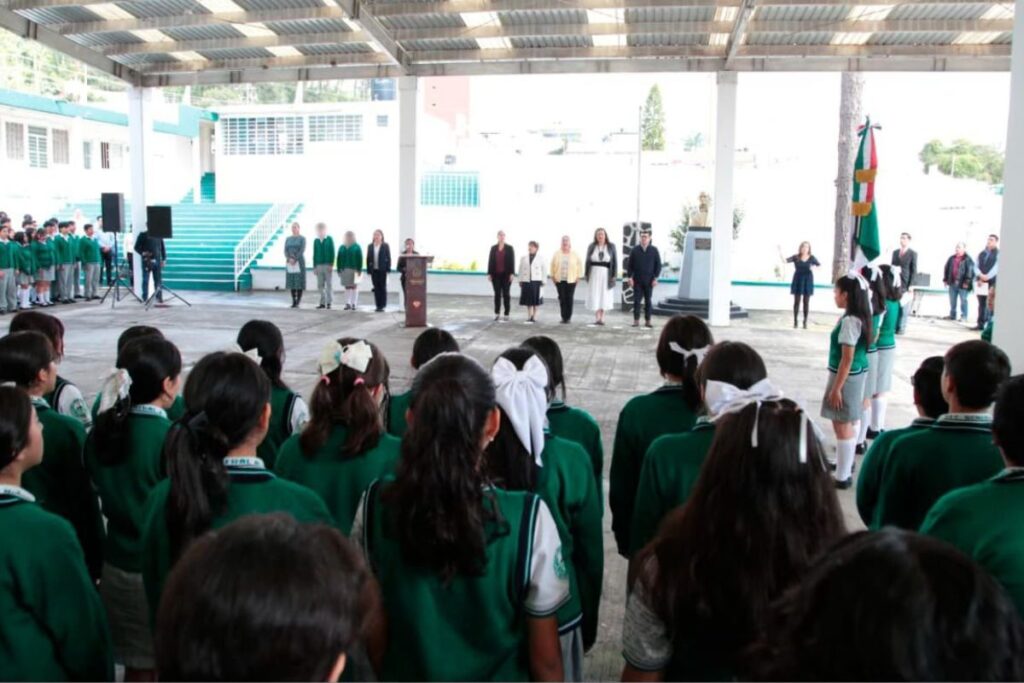 estudiantes en desfile del 5 de mayo Veracruz puente escolar mayo 2026