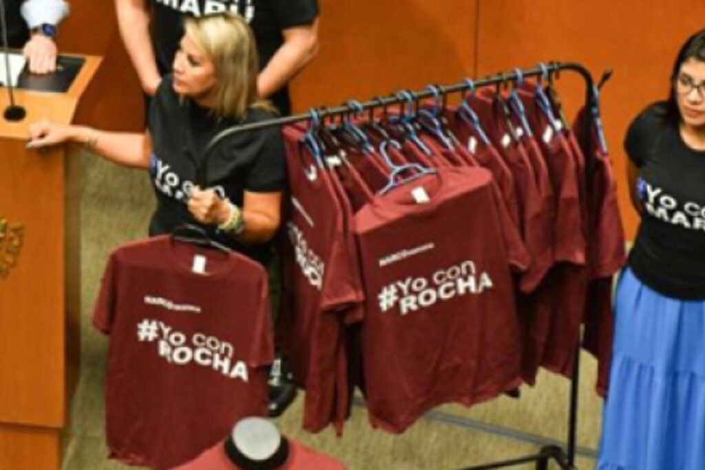 Playera con la leyenda "Yo con Rocha" exhibida durante una discusión entre senadores en el Senado de la República.