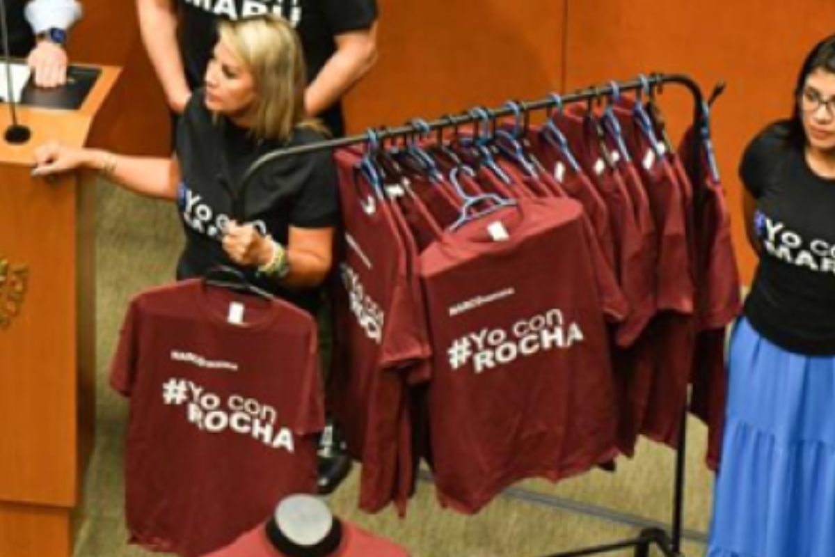Playera con la leyenda "Yo con Rocha" exhibida durante una discusión entre senadores en el Senado de la República.